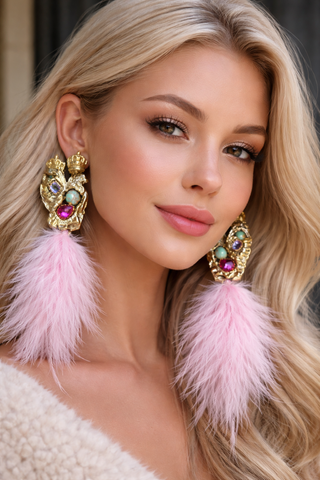 Orecchini grandi con pietre e piume.