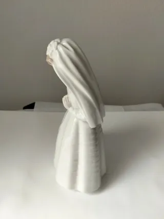Niña comunión porcelana, NAO Lladró, buen estado.