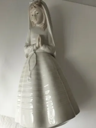Niña comunión porcelana, NAO Lladró, buen estado.