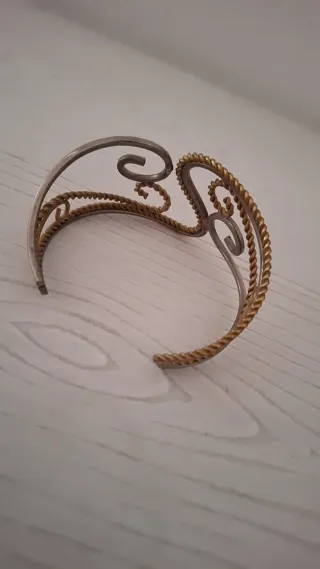 Bracciale rigido design dorato e metallo