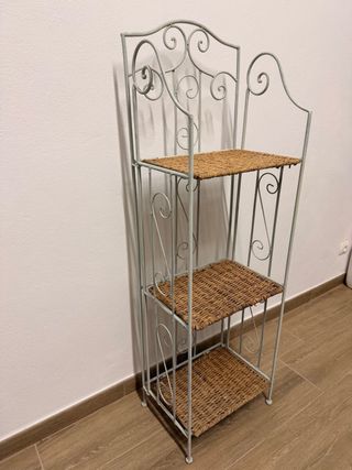 Estantería de metal y mimbre