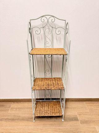 Estantería de metal y mimbre