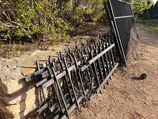 Puerta de hierro 2 hojas y 7 rejas tapia