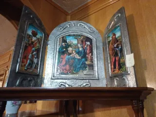 Tríptico religioso metal repujado