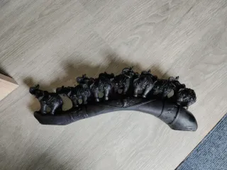 Corno in resina con 7 elefanti
