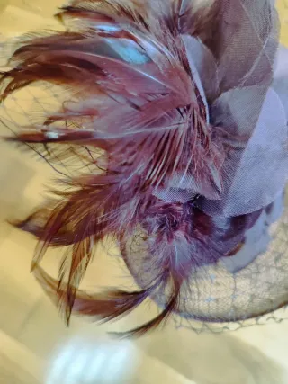 Tocado de fiesta con plumas y velo