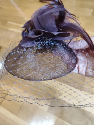 Tocado de fiesta con plumas y velo
