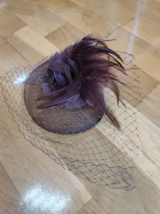 Tocado de fiesta con plumas y velo