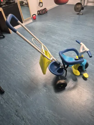 Triciclo infantil Smoby azul y amarillo