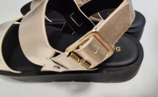 Sandalias mujer schuh negras y doradas