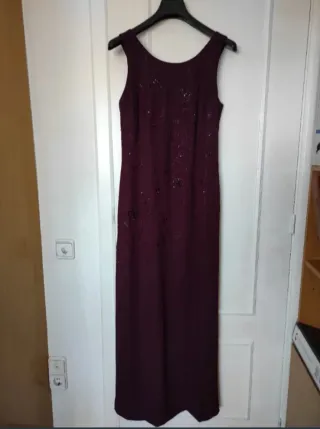 Vestido fiesta color vino con pedrería floral.