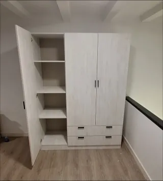 Armario de madera marrón y blanco
