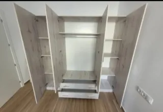 Armario de madera marrón y blanco