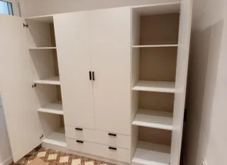 Armario de madera marrón y blanco