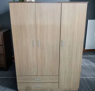 Armario de madera marrón y blanco