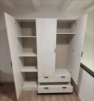 Armario de madera marrón y blanco