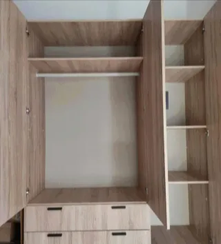 Armario de madera marrón y blanco