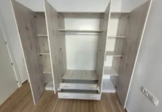 Armario de madera marrón y blanco