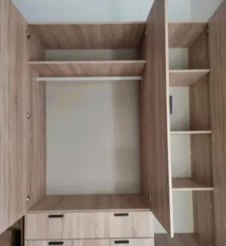 Armario de madera marrón y blanco