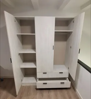 Armario de madera marrón y blanco