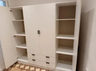 Armario de madera marrón y blanco