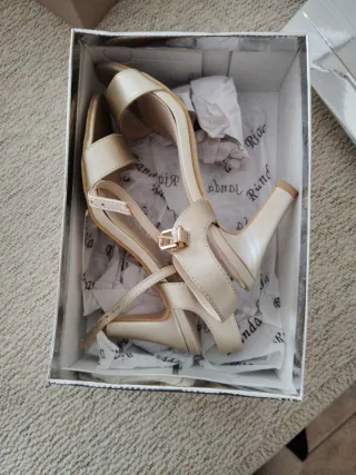 Zapatos de tacón dorados mujer marca amichi