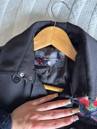 Abrigo desigual largo negro bordado floral