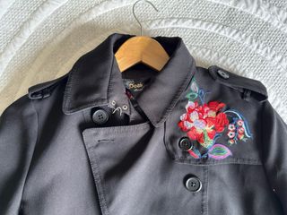 Abrigo desigual largo negro bordado floral