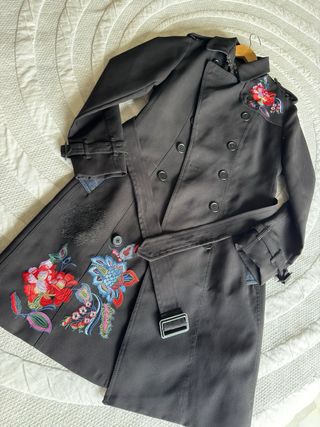 Abrigo desigual largo negro bordado floral