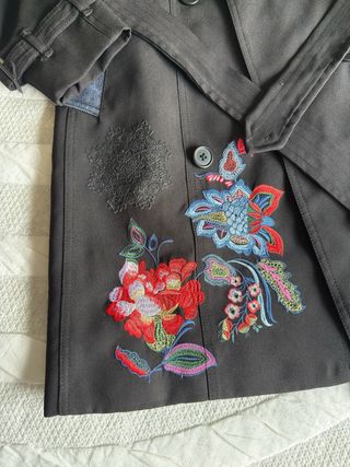 Abrigo desigual largo negro bordado floral