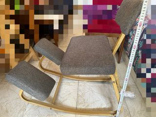 Silla ergonómica rodillas respaldo gris