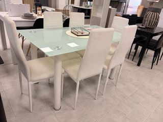 MESA DE CRISTAL + 6 SILLAS POLIPIEL