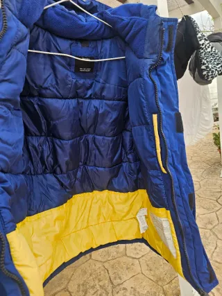 Chaquetón azul con capucha