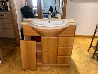 Mueble de baño con lavabo y cajones.