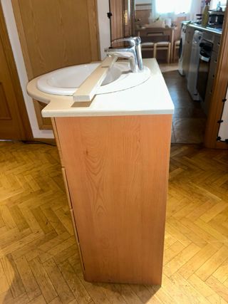Mueble de baño con lavabo y cajones.