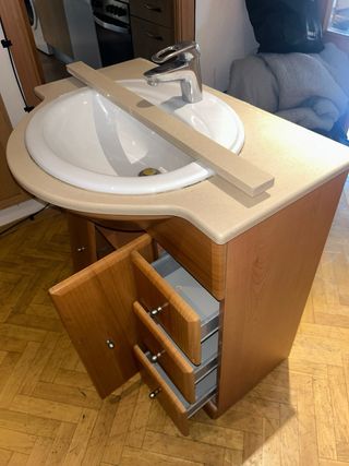 Mueble de baño con lavabo y cajones.