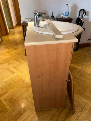 Mueble de baño con lavabo y cajones.