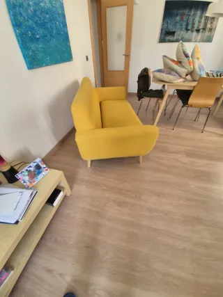 Sofá amarillo estilo retro
