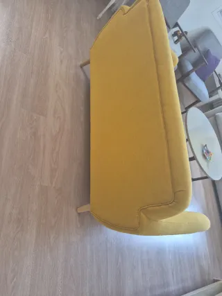 Sofá amarillo estilo retro