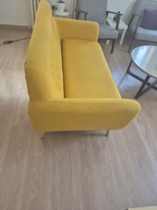 Sofá amarillo estilo retro
