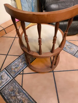 Taburete de madera con asiento de tela