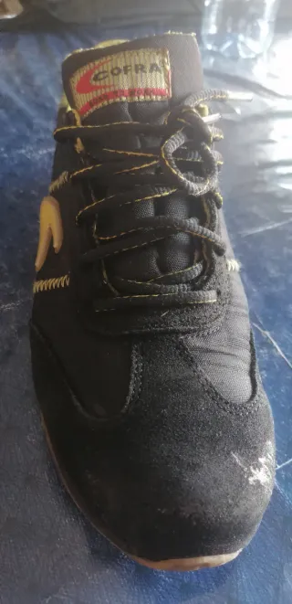 Zapatos de seguridad negros y amarillos