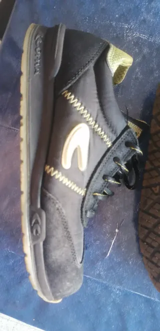 Zapatos de seguridad negros y amarillos