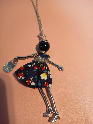 Colgante muñeca con vestido floral