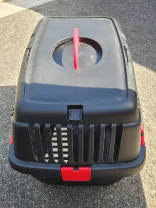 Transportín para mascotas de plástico negro y rojo