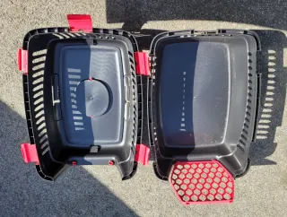 Transportín para mascotas de plástico negro y rojo