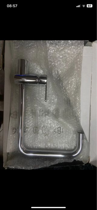Rubinetto lavabo in metallo cromato