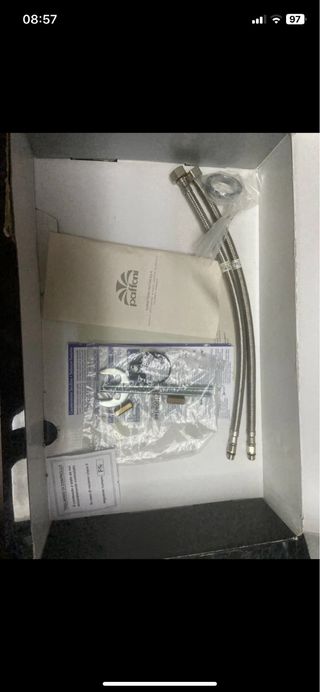 Rubinetto lavabo in metallo cromato