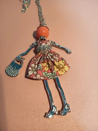 Colgante muñeca con bolso y tacones