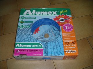 Escalera plegable y cable eléctrico